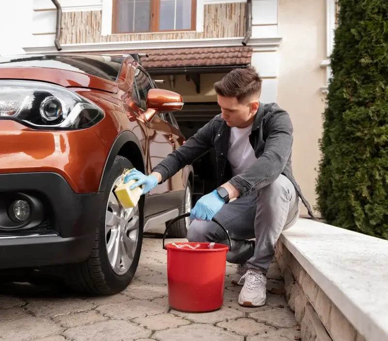Lavage auto à domicile Condat-sur-Trincou : professionnel intervenant sur un véhicule